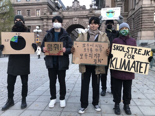 '기후를 위한 학교파업시위' 중인 그레타 툰베리와 학생들 (사진 그레타 툰베리 트위터)/뉴스펭귄