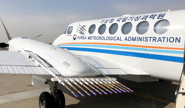 2019년 미세먼지 저감 목적으로 기상항공기를 이용해 인공강우 실험에 나선 기상청. 요오드화 은과 같은 입자를 살포한다. (사진 기상청 공식홈페이지)/뉴스펭귄