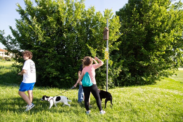꿀벌 호텔 설명 표지판을 읽고 있는 시민 (사진 SintesiMinerva Cooperative 공식 페이스북)/뉴스펭귄