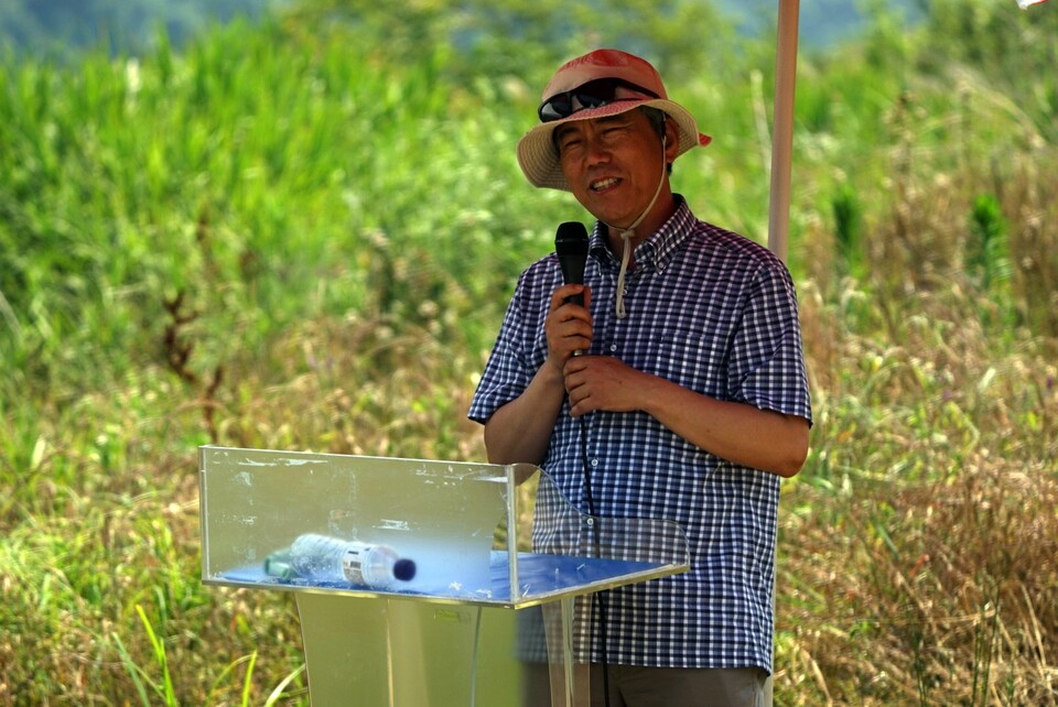 꾸구리 생태 설명하는 순천향대 멸종위기어류복원센터 방인철 교수 (사진 임병선 기자)/뉴스펭귄