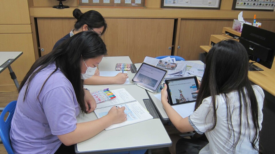 방과후 과학실에서 뉴스펭귄 기사를 읽고 뉴스일기를 작성하고 있는 ECO 팀원들 (사진 김상중 교사 제공)/뉴스펭귄