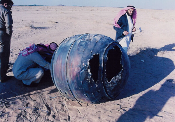 2001년 사우디아라비아에 떨어진 우주쓰레기 파편 (사진 유럽우주국 ESA)/뉴스펭귄