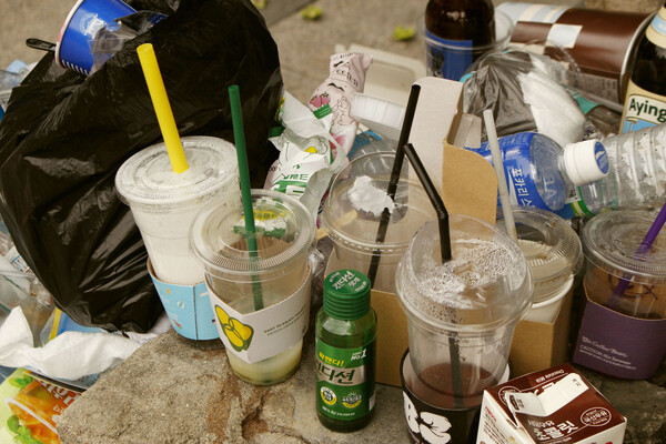 홍대 거리에 버려져 있는 일회용컵과 쓰레기들 (사진 페셰 및 와이퍼스)/뉴스펭귄