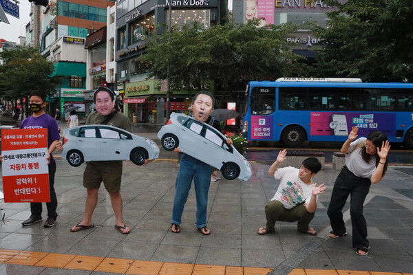 서울환경연합이 연세로 대중교통전용지구 해제 반대 시위를 벌이고 있다. (사진 서울환경연합)/뉴스펭귄