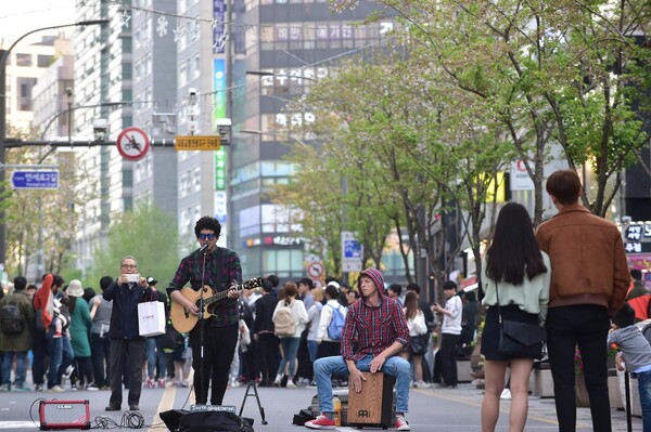 서울 신촌 연세로 '차 없는 거리'에서 버스킹(야외 공연)이 진행되고 있는 모습 (사진 서울 서대문구청)/뉴스펭귄