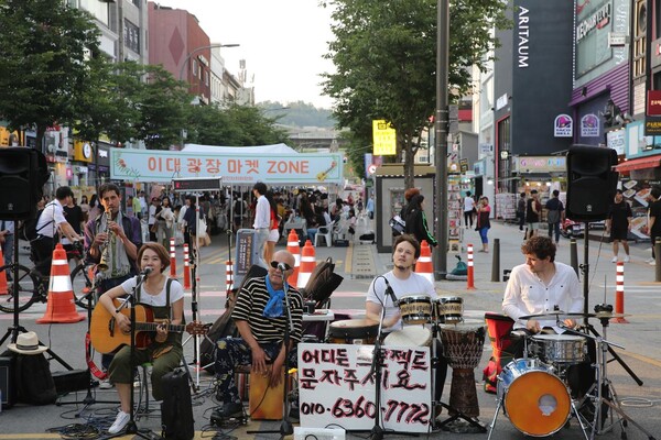 2018년 서을 신촌 연세로 '차 없는 거리'에서 사람들이 버스킹을 하는 모습 (사진 서울 서대문구청)/뉴스펭귄