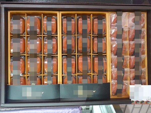서울의 한 신세계백화점에 진열된 추석 선물세트. 곶감 하나하나가 개별 포장돼 있다. (사진 최나영 기자)/뉴스펭귄