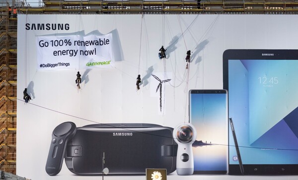 2018년 독일 베를린에서 그린피스 활동가가 삼성의 재생에너지 사용을 요구하고 있다. (사진 그린피스) / 뉴스펭귄