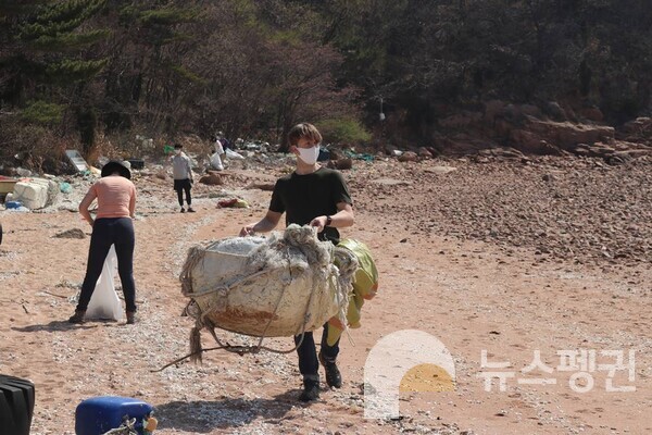인천 무의도에서 해변 청소를 하고 있는 줄리안 (사진 조은비 기자)/뉴스펭귄