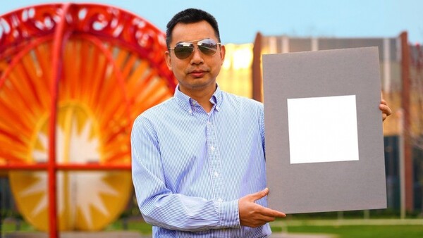 세상에서 가장 흰 페인트 샘플을 들고 있는 시우린 루안(Xiulin Ruan) 교수 (사진 퍼듀대학교)/뉴스펭귄