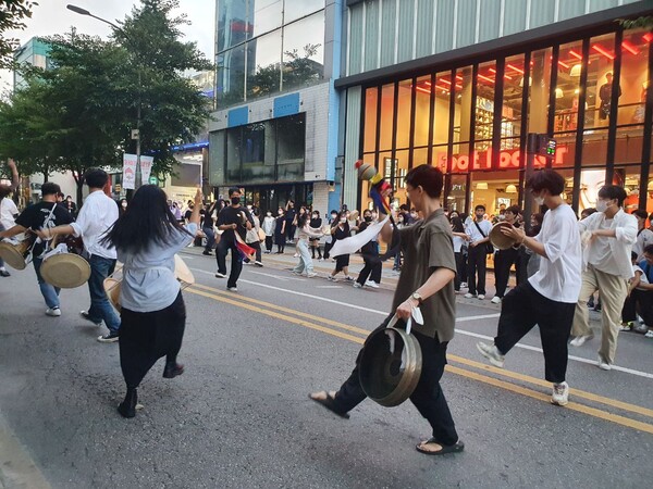 지난달 주말 서울 서대문구 연세로에서 거리 공연이 진행되고 있는 모습 (사진 최나영 기자)/뉴스펭귄
