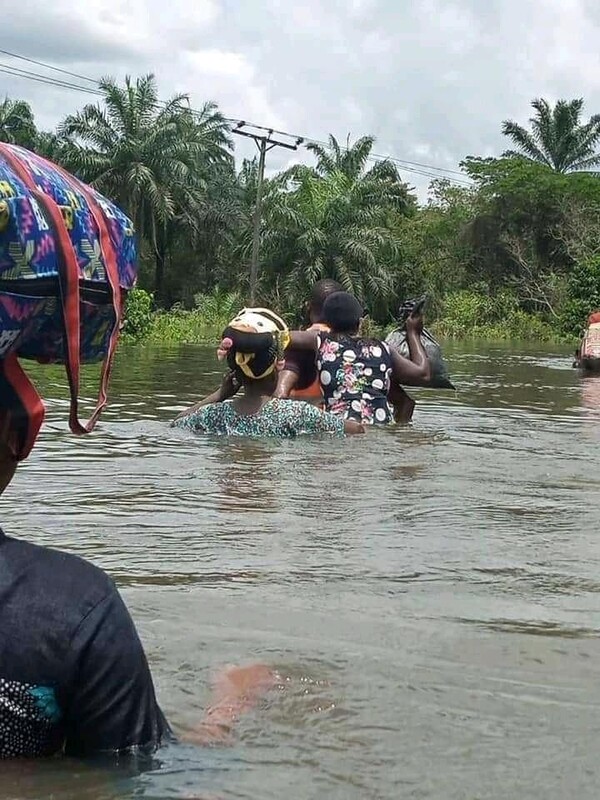홍수로 집을 떠나는 나이지리아 이재민들 (사진 Ellenaoma 트위터)/뉴스펭귄