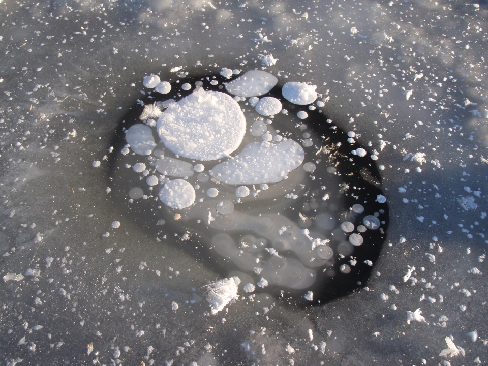 자연적으로 발생한 메탄이 얼음 속에 갇혀 있다 (사진 미국 지질조사국)/뉴스펭귄