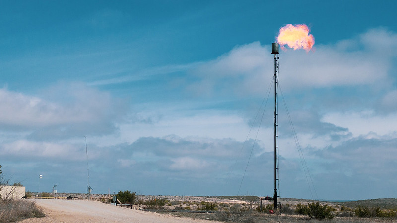 Natural Gas Flaring in West Texas Oil Field(사진 Flickr-ⓒJonathan Cutrer, 저작자표시 필)/뉴스펭귄