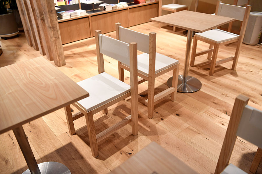 무인양품 롯데월드몰점에 마련된 공간 '오픈 무지'에도 김하늘 디자이너가 제작한 의자들이 있다. 이용객들은 이곳에서 커피 한 잔 하며 휴식을 취하거나 강연, 클래스 등을 진행할 수도 있다. (사진 이상철 기자)/뉴스펭귄