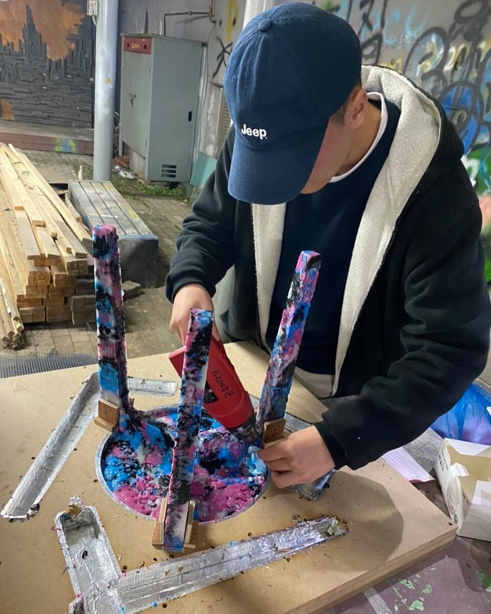  작업 중인 김하늘 디자이너 (사진 김하늘 디자이너 인스타그램)/뉴스펭귄