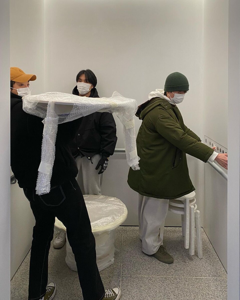 현재 김하늘 디자이너는 마음 맞는 친구들과 팀을 결성해 함께 활동하고 있다 (사진 김하늘 디자이너 인스타그램)/뉴스펭귄