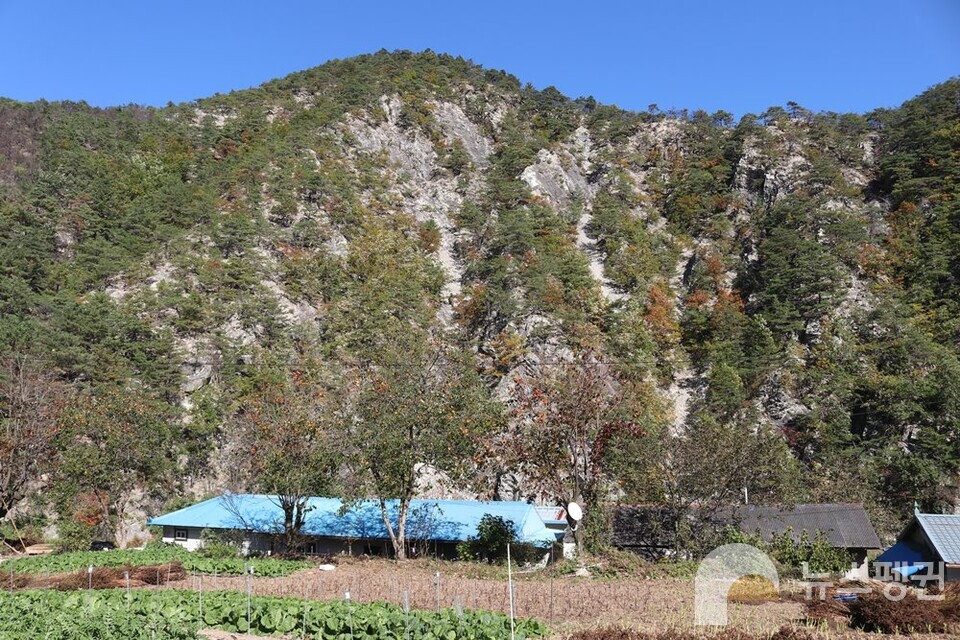 마을 주민들이 산양을 자주 발견하는 산의 전경. 가파른 암벽지대는 산양 서식에 적합한 환경이다 (사진 조은비 기자)/뉴스펭귄