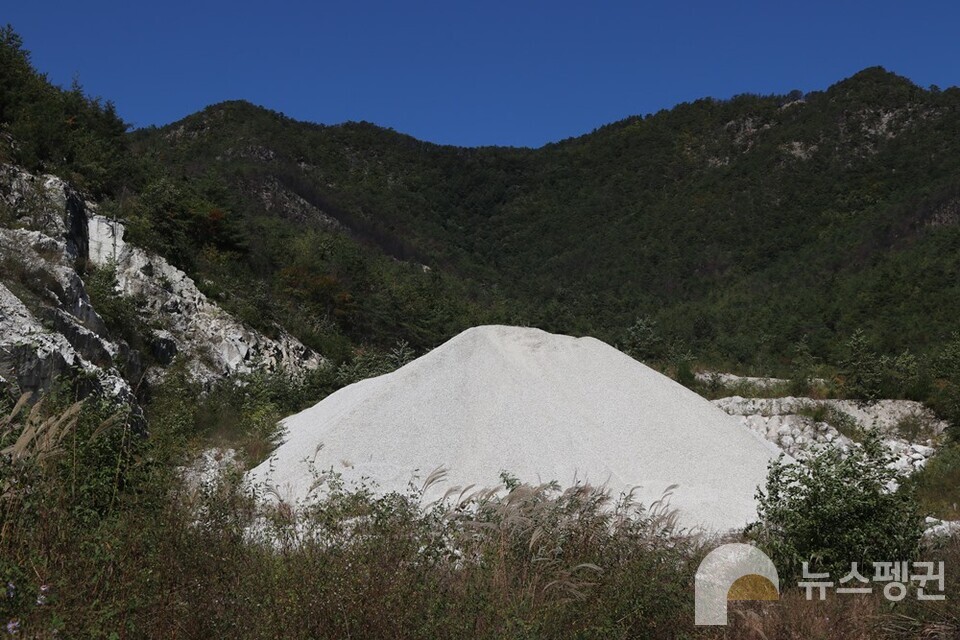 고령토가 쌓여져 있다 (사진 조은비 기자)/뉴스펭귄