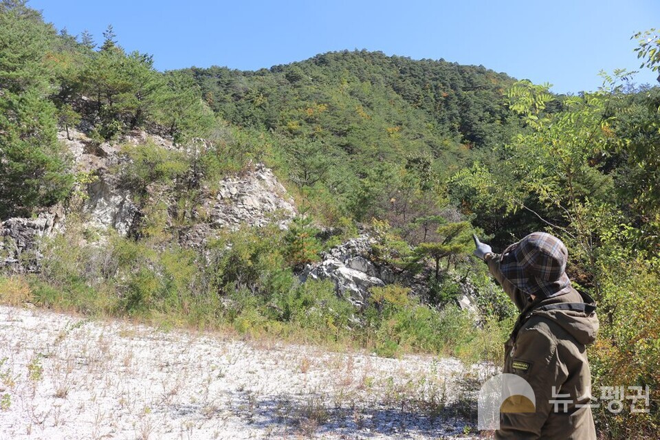 김상미 사무국장이 광산 변경 신청이 들어온 장소를 가리키고 있다 (사진 조은비 기자)/뉴스펭귄
