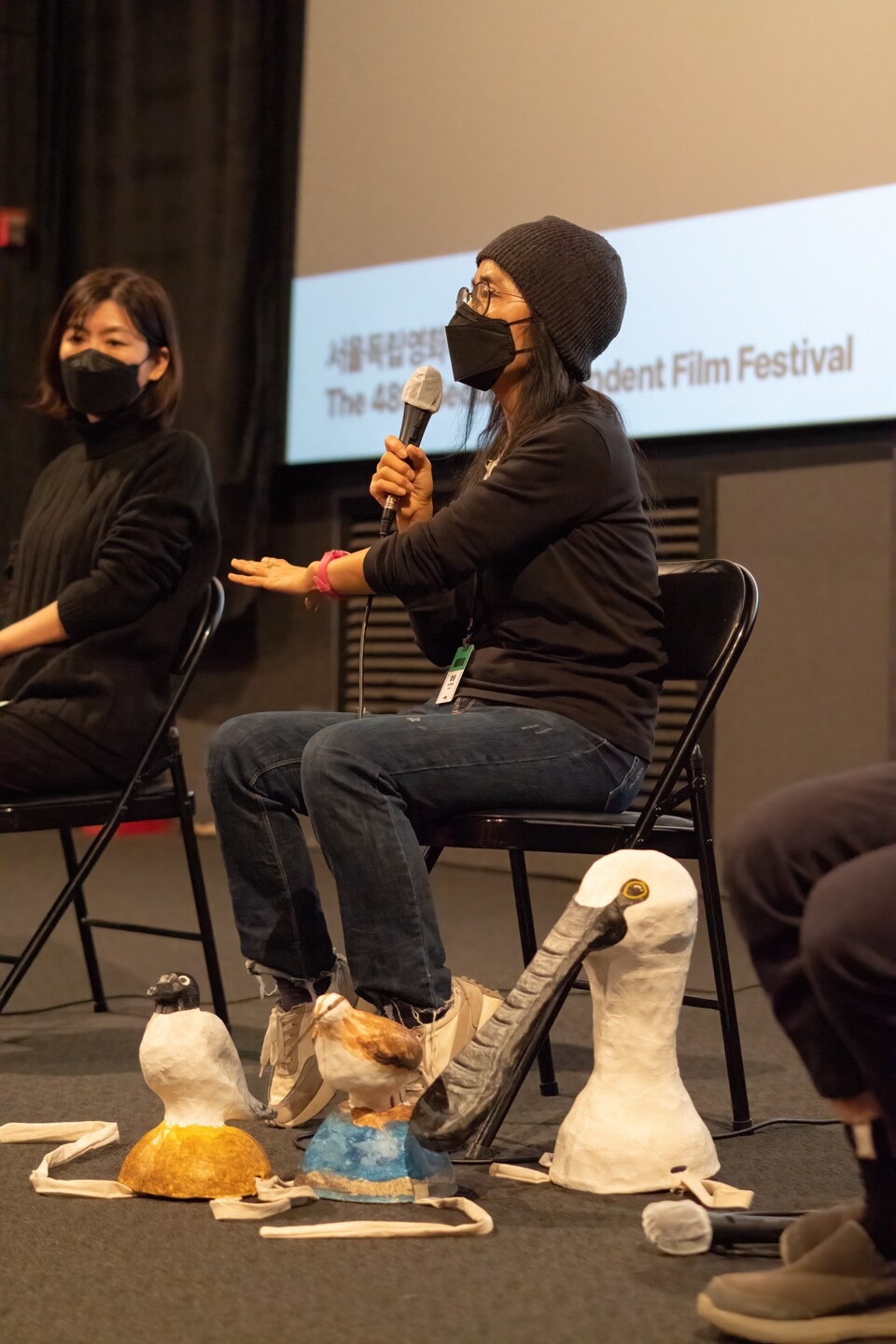 4일 영화가 끝나고 '감독과의 대화'에 참석한 황윤 감독 (사진 임병선 기자)/뉴스펭귄