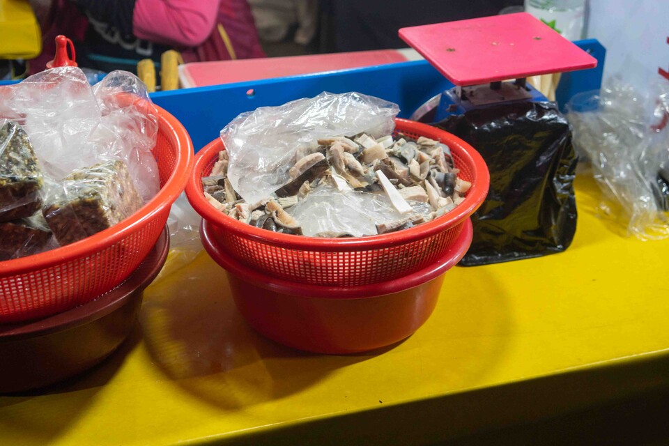 상어 껍질을 삶아 자른 요리. 두투 (사진 임병선 기자)/뉴스펭귄
