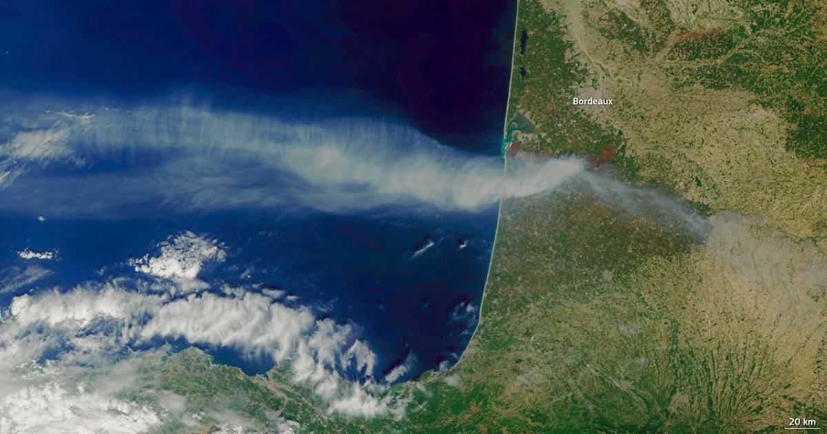 8월 10일 프랑스 남서부에서 발생한 산불 연기를 위성으로 촬영했다(사진 Copernicus - European Environment Agency)/뉴스펭귄