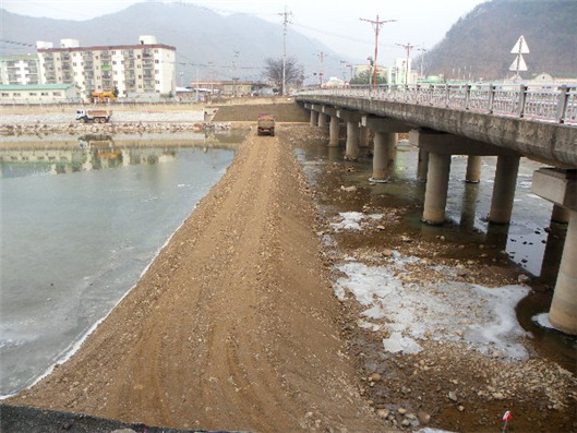 산천어축제 한 달 전에 만드는 물막이 둑 (사진 투명사회를 위한 정보공개센터 홈페이지 갈무리)/뉴스펭귄