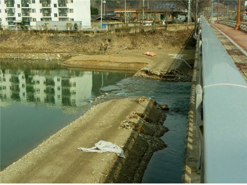 산천어축제가 끝나고 물막이 둑이 무너진 5월의 화천천 (사진 투명사회를 위한 정보공개센터 홈페이지 갈무리)/뉴스펭귄