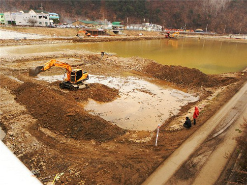 눈썰매 구조물 설치를 위해 굴삭기로 하천 바닥을 긁어내는 공사 (사진 투명사회를 위한 정보공개센터 홈페이지 갈무리)/뉴스펭귄