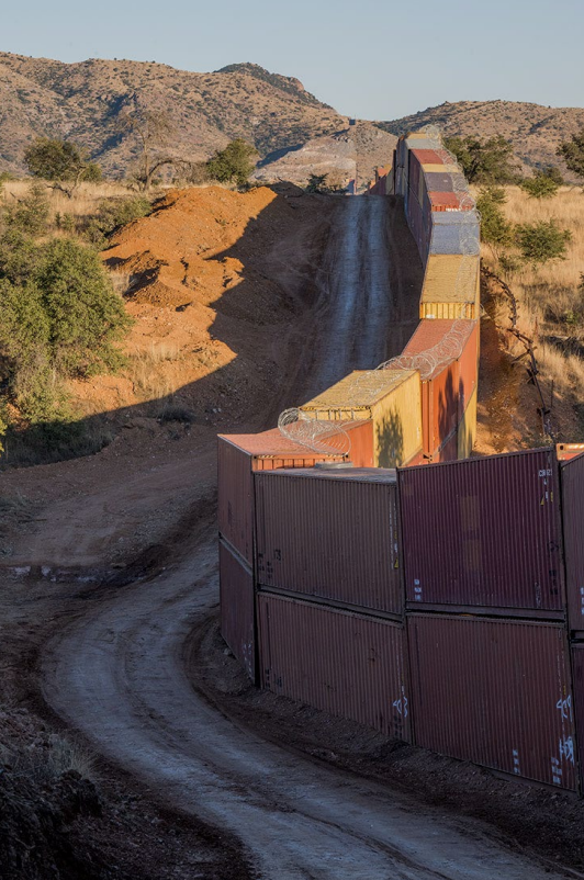 미국-멕시코 국경에 2겹으로 쌓은 컨테이너 장벽 (사진 생명다양성센터 보고서 갈무리)/뉴스펭귄