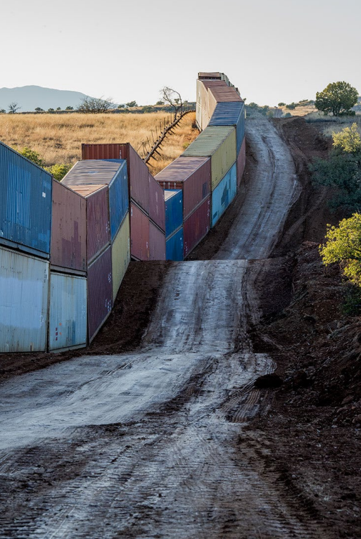 미국-멕시코 국경에 2겹으로 쌓은 컨테이너 장벽 (사진 생명다양성센터 보고서 갈무리)/뉴스펭귄