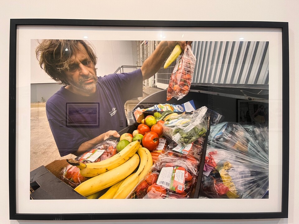 ＜책임 있는 소비와 생산＞ 한 남자가 체코 프라하 인근 대형마트 뒤편에 있는 쓰레기통에서 유통기한이 얼마 지나지 않은 식품을 모으고 있다 (사진 남주원 기자)/뉴스펭귄