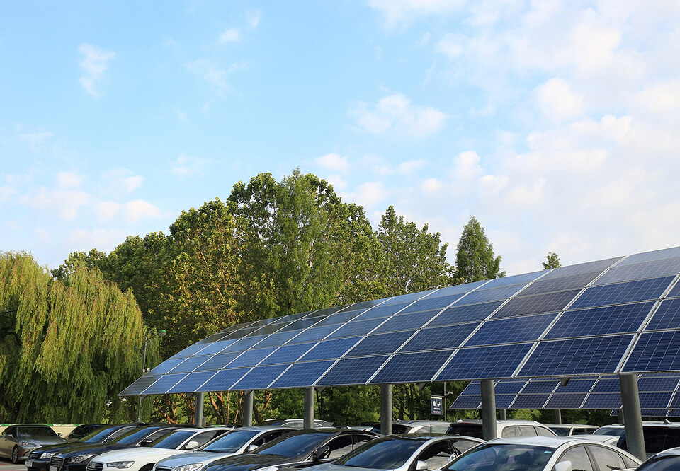 도시 내 태양광 발전 확대 방안 중 하나로 꼽히는 주차장 태양광발전기 (사진 클립아트코리아)/뉴스펭귄