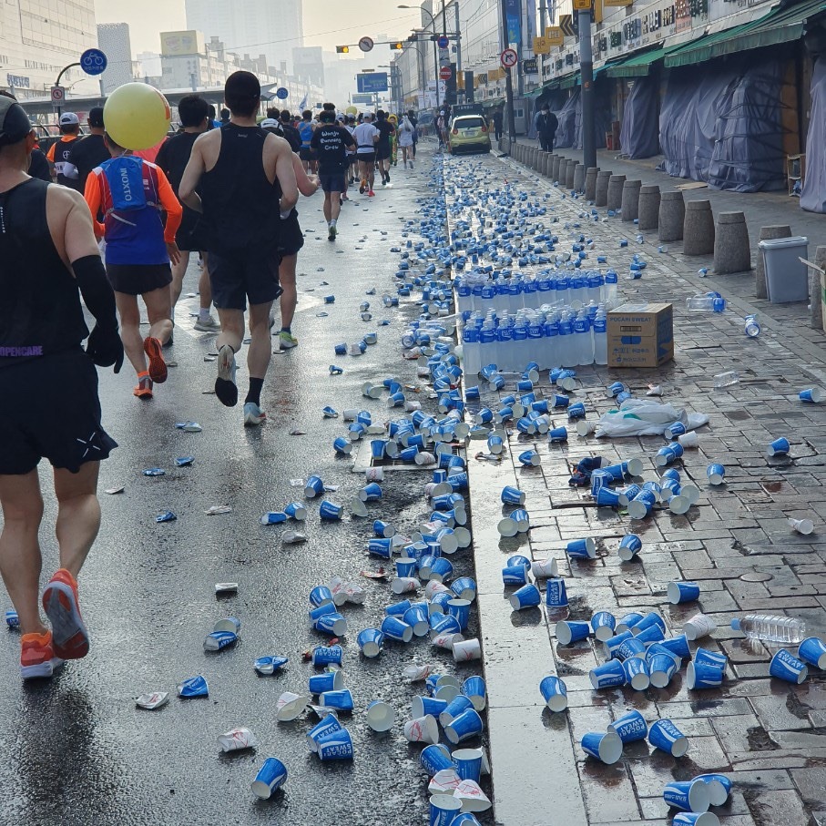 서울마라톤 현장에서 버려져 있는 일회용 쓰레기들 (사진 와이퍼스)/뉴스펭귄