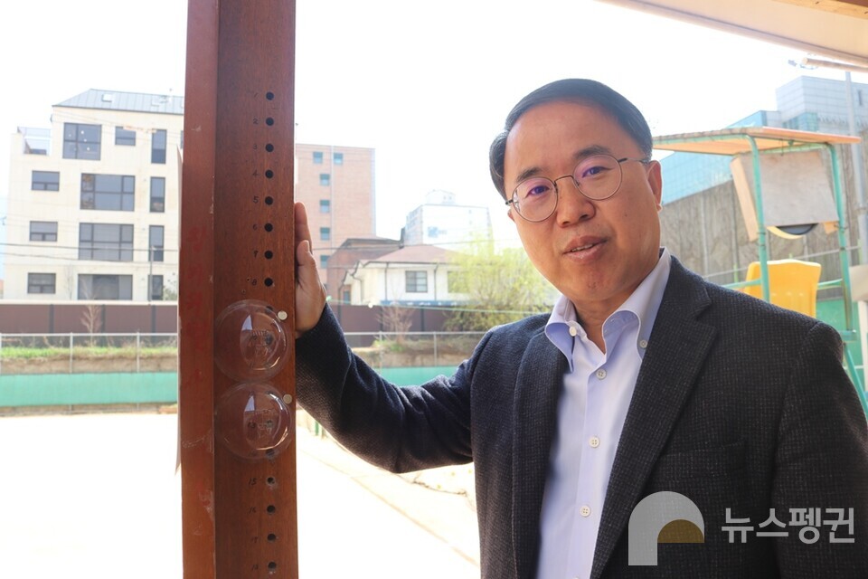 왕가위벌과 밑들이벌의 산란이 이뤄진 곳에 돔을 씌워놓은 신동훈 교수 (사진 조은비 기자)/뉴스펭귄