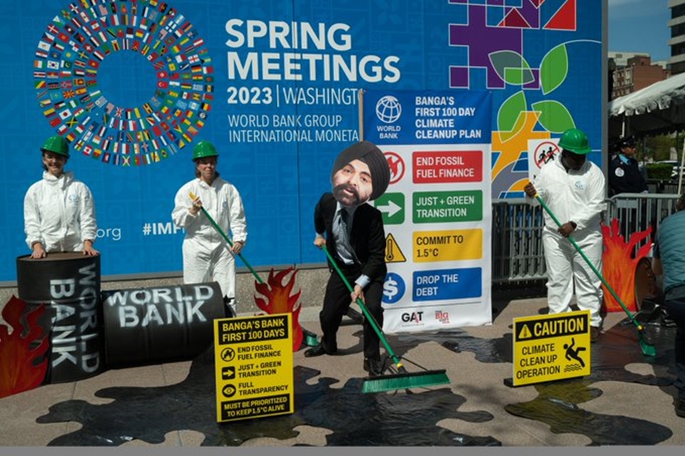 12일 세계은행그룹 본사 앞에서 석탄투자 철회 퍼포먼스를 하는 환경단체 (사진 The Big Shift Global 트위터)/뉴스펭귄
