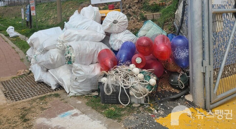 봉사자들이 하늬해변 근처에 수거해둔 해양쓰레기. (사진 조은비 기자)/뉴스펭귄