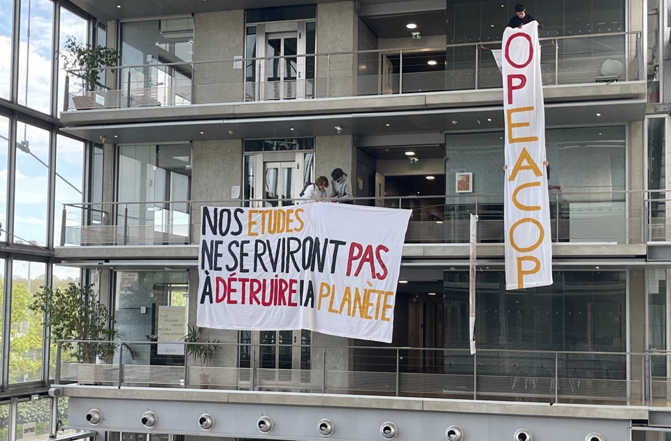 동아프리카 원유 송유관 사업을 중단시키기 위해 대학교에서 캠페인을 벌이는 프랑스 학생들. (사진 End Fossil Occupy 트위터)/뉴스펭귄