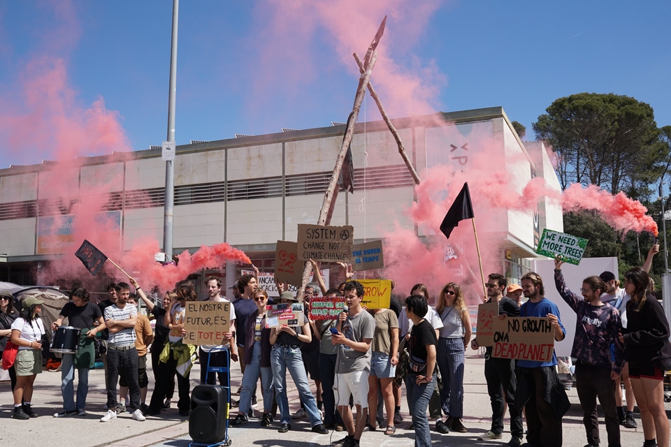 스페인 바르셀로나 자치대학교에서 캠페인을 벌이는 기후활동가들. (사진 End Fossil Occupy Barcelona 트위터)/뉴스펭귄