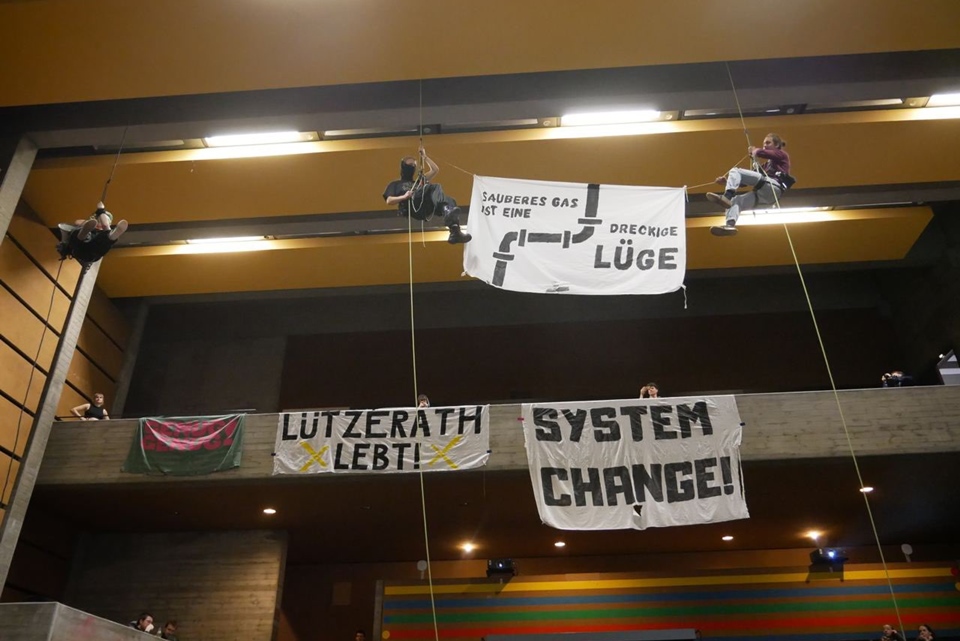 독일의 한 대학교에서 캠페인을 벌이는 기후활동가들. (사진 End Fossil Occupy 트위터)/뉴스펭귄