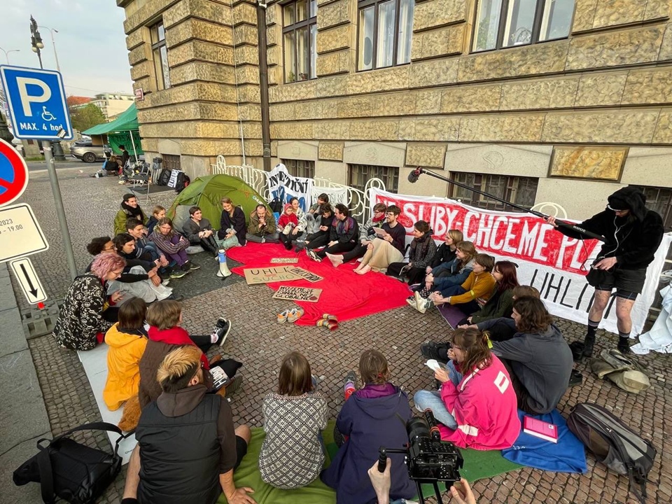 체코 프라하 산업통상부 앞에서 철야 집회를 한 학생들. (End Fossil Occupy 트위터)/뉴스펭귄