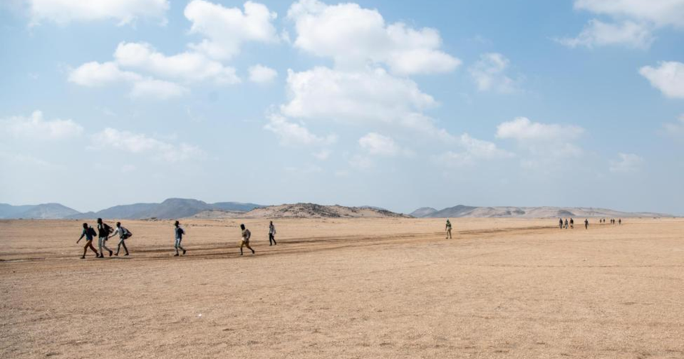 2022년 아프리카 동부에서 40년 만에 겪는 최악의 가뭄으로 인해 고향을 떠난 난민들이 지부티 그랑바라 사막을 가로지르고 있다. (사진 유엔국제이주기구 공식홈페이지)/뉴스펭귄