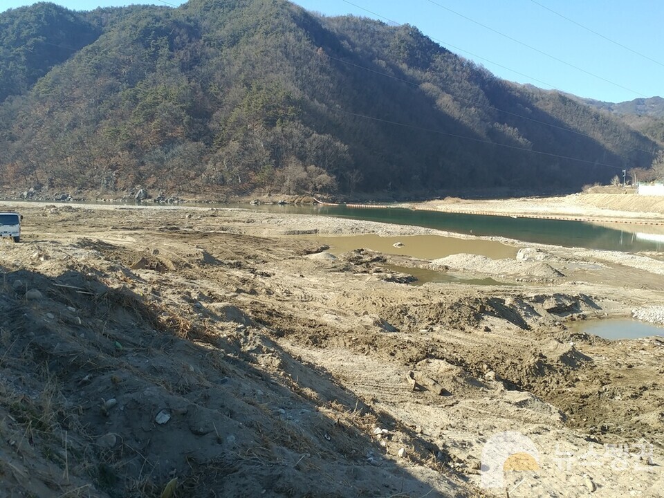 여울마자 방류지에서 펼쳐진 골재채취. (사진 진주환경운동연합)/뉴스펭귄