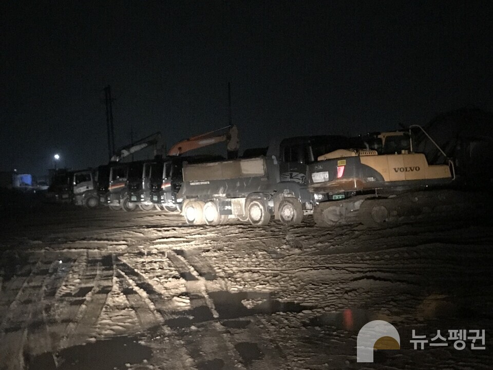 최상두 대표는 당시 모래 반출을 막기 위해 야간에도 현장을 지켰다. (사진 수달친구들 최상두 대표)/뉴스펭귄