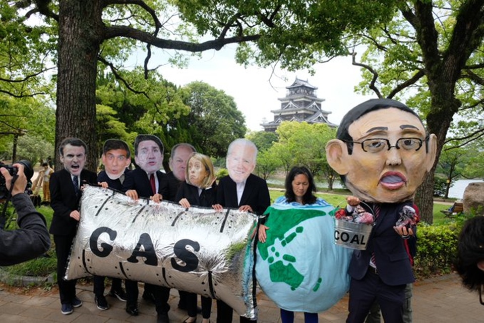 G7 정상회의가 열린 일본 히로시마에서 화석연료 퇴출 캠페인을 벌이는 환경단체 활동가들. (사진 Oil Change International 트위터)/뉴스펭귄