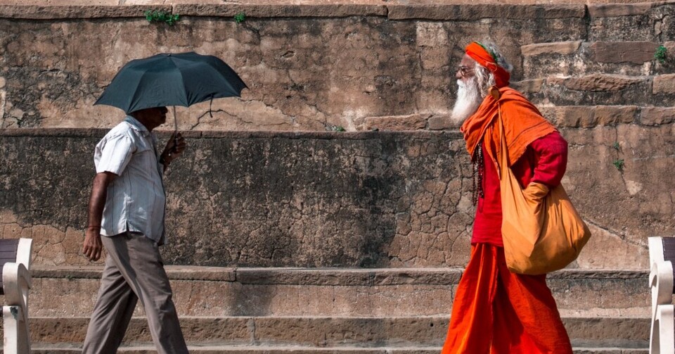 지난 4월 인도 시민이 우산으로 폭염을 피하는 모습. (사진 World Weather Attribution 공식홈페이지)/뉴스펭귄