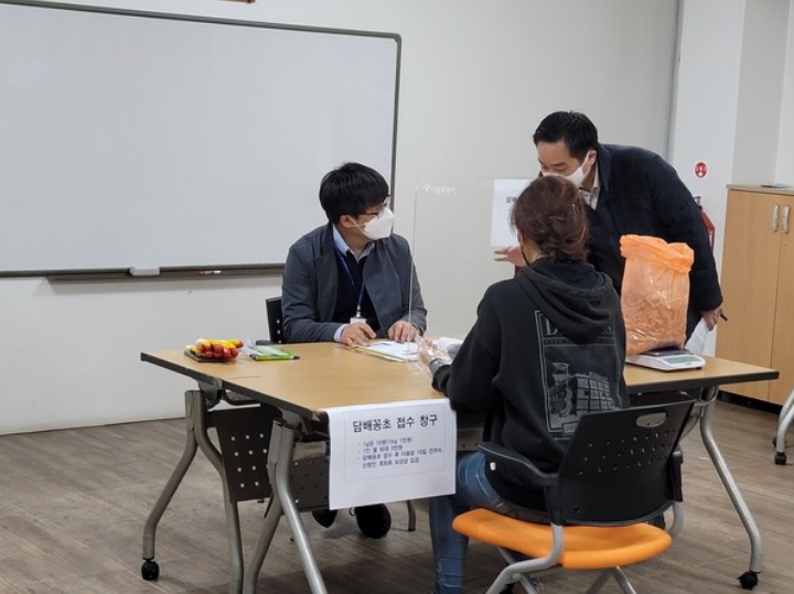 수거한 꽁초를 수납하는 시민. (사진 환경부 보도자료)/뉴스펭귄