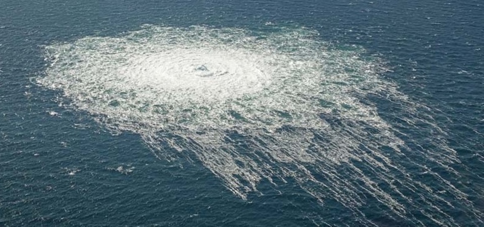 파손된 노드스트림 해저가스관에서 가스가 새어 나오는 모습. (사진 덴마크 국방부 공식홈페이지)/뉴스펭귄