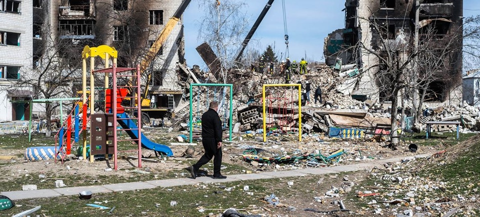 지난 2월 러우전쟁으로 파괴된 지역을 지나가는 우크라이나 시민. (사진 UN 공식홈페이지)/뉴스펭귄